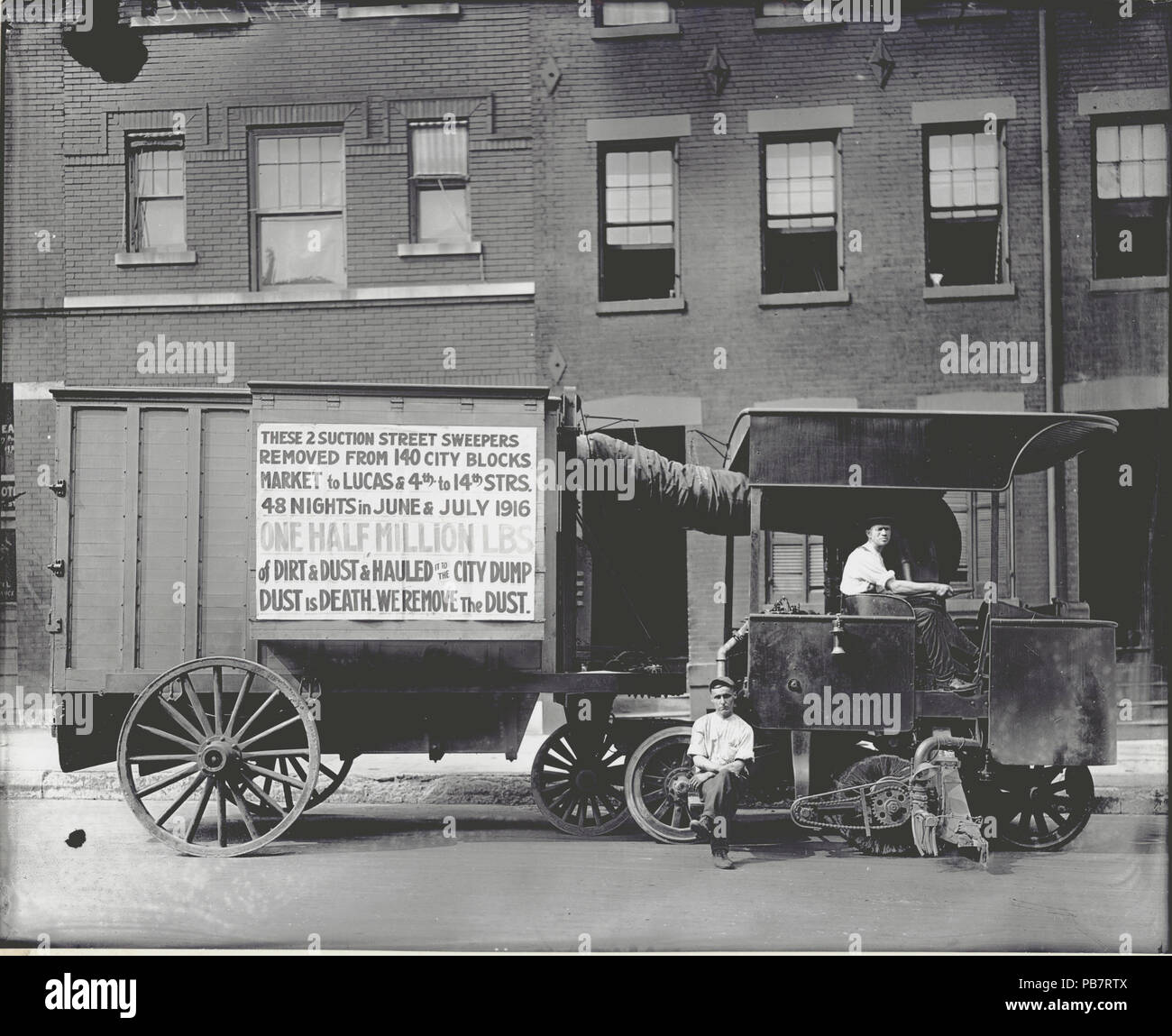 1579 Straßenkehrmaschine Lkw und Arbeitnehmer auf nicht identifizierten Straße Stockfoto