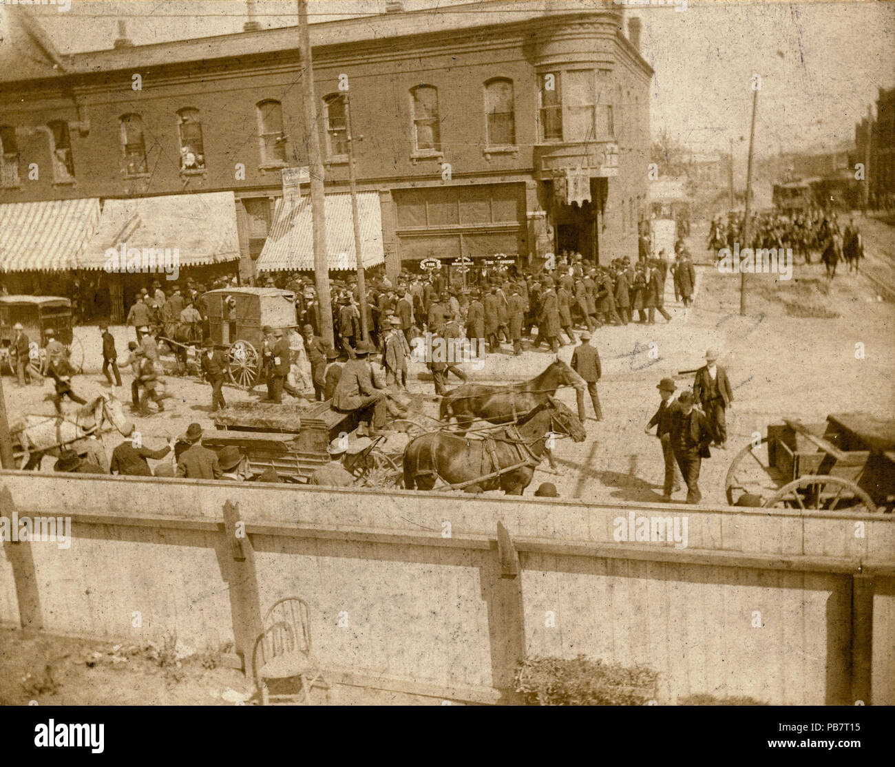 1560 Kader der polizeilichen Räumung der Straße, bevor Sie die ersten Lindell Auto während der Straßenbahn Streik von 1900, 10. Mai 1900 Stockfoto