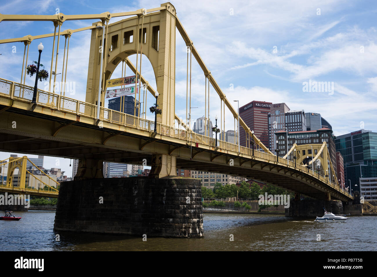 Die Roberto Clemente Brücke (die Sechste Straße Brücke), mit der Innenstadt von Pittsburgh im Hintergrund zu sehen. Stockfoto