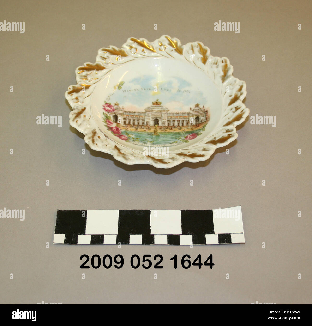 1850 weißer Keramik Blume geformte Candy Dish mit Farbe Transfer Bild der Palast der Freien Künste Stockfoto