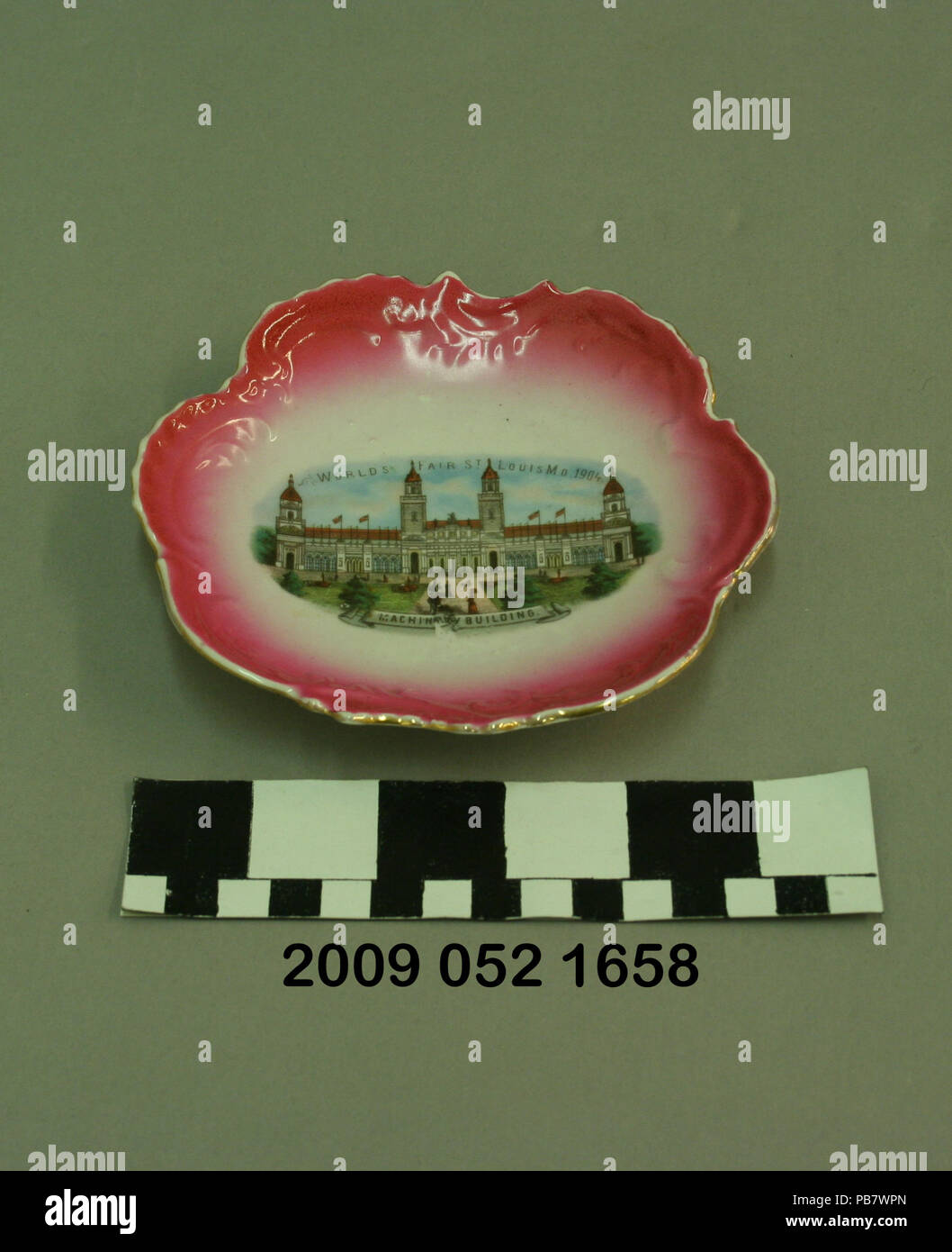 1850 weißer Keramik Blume geformte Candy Dish mit rosa Rändern und Farbe übertragen Bild der Maschinen und Gebäude Stockfoto