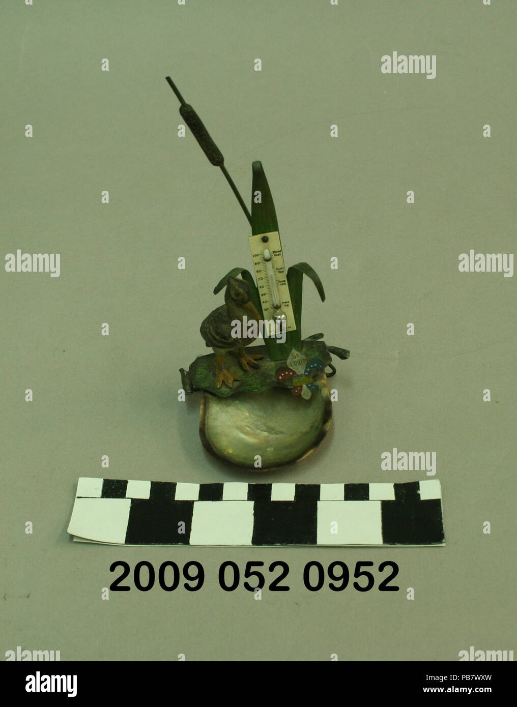 1717 Thermometer mit Wasser Vogel und Schilf auf Teich Dekoration Stockfoto