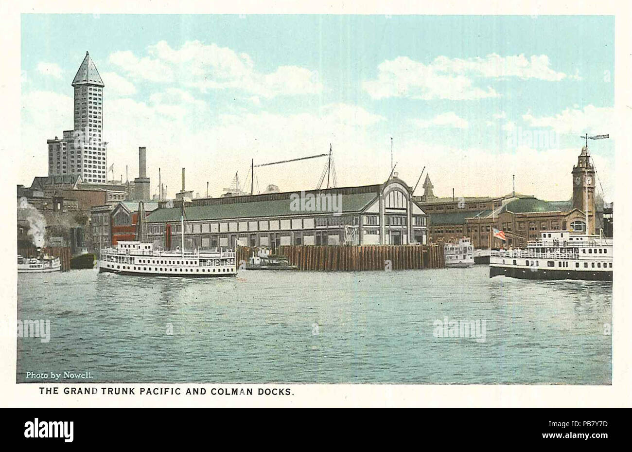 . Englisch: Grand Trunk Pacific Dock und Colman Dock, Seattle, Washington, C. 1920. Auch Smith Tower Links, nicht identifizierte Moskito Flotte Boote. Postkarte Sammlung (Record Serie 9901-01), Seattle Stadtarchiv. ca. 1920 1303 Seattle - Grand Trunk Pacific und Colman Docks, ca. 1920 Stockfoto