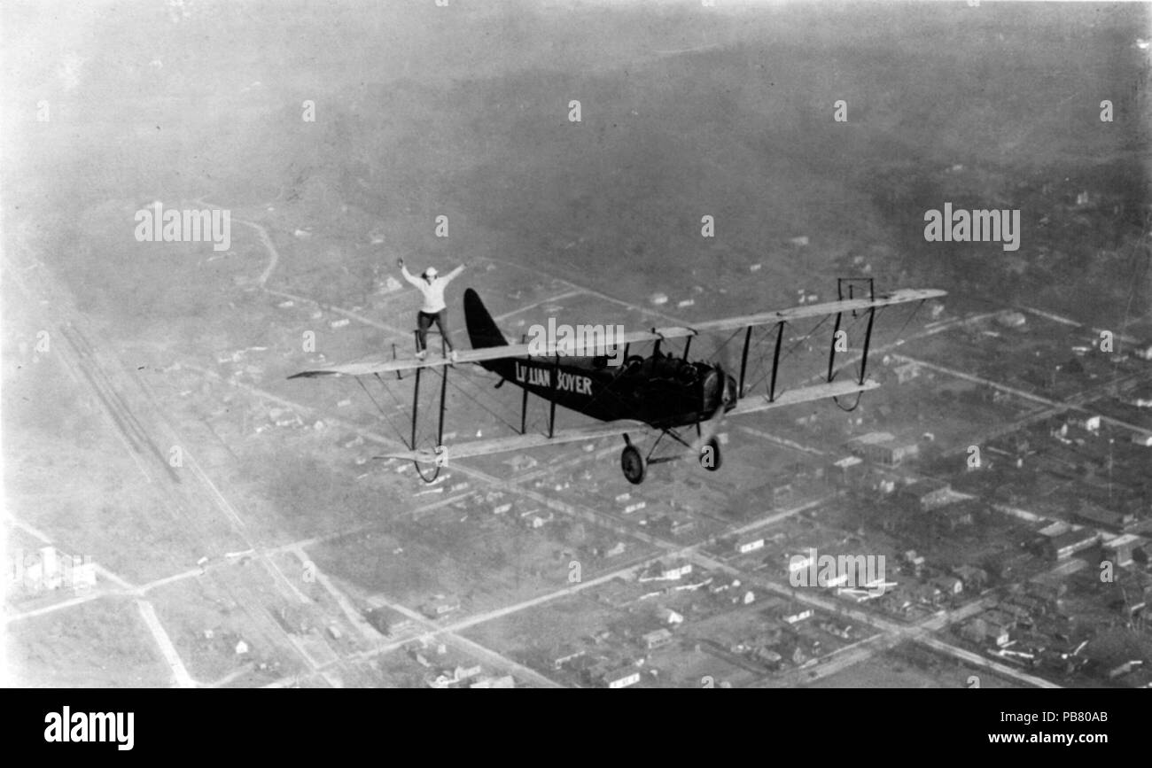 922 Lillian Boyer auf der Tragfläche des Flugzeugs cph. 3b 18663 Stockfoto