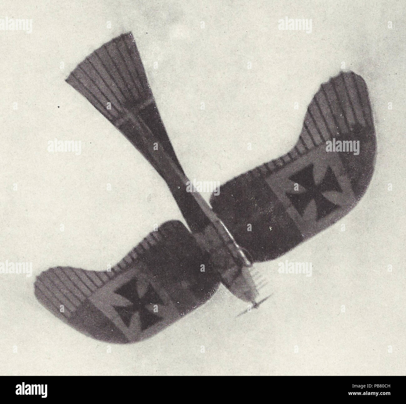 . Englisch: Eine Taube Flugzeuge über französische Positionen. Original Beschreibung: DER TYP DER TAUBE, WELCHE DIE ERSTE Luftangriffe auf Paris Diese Ebene, deren entfalteten Schwanz und abgerundete Flügel so eng ähneln denen eines Vogels, zu langsam ist mit der 1918 Art der 125 Meilen - eine h-Maschine, die ist jetzt ein Gemeinplatz der westlichen Front zu kämpfen. Er ist mit dem neuesten Speedster warplane Was 'one-lunger'Automobile von vor 15 Jahren ist der 12-Zylinder Racer von heute. Dieser Stil Flugzeug hat noch seine Verwendungen in der Luftfahrt Schulen, jedoch. um 1914 1278 Rumpler Taube monoplan Stockfoto