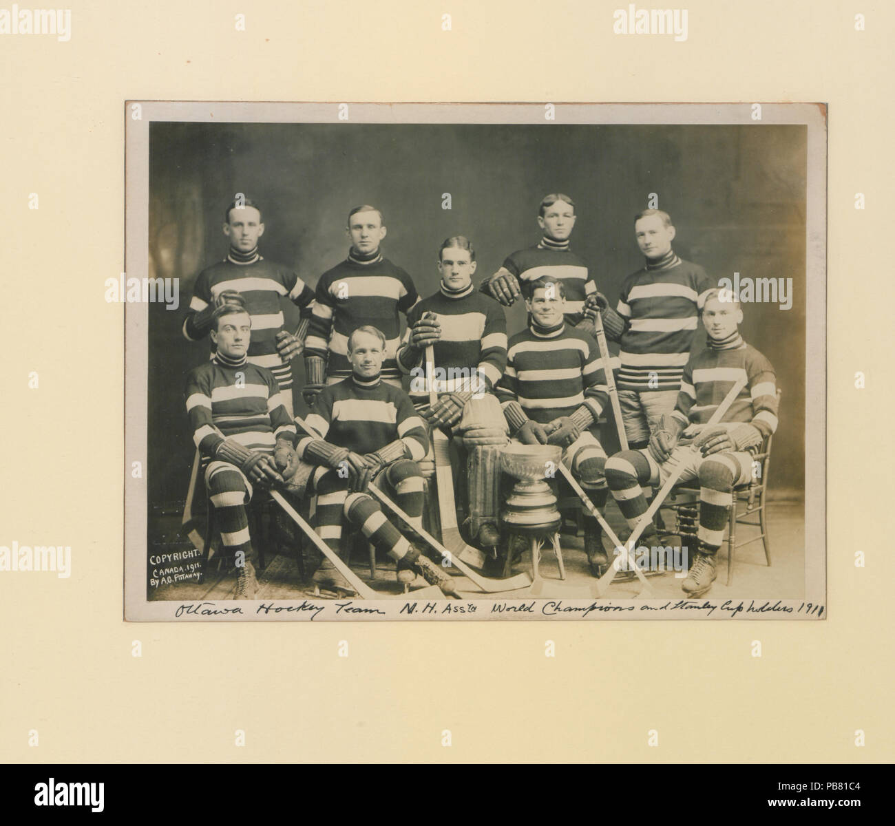 1144 Ottawa Hockey Team, NH Verband Weltmeister und Stanley Getränkehalter, 1911 (HS 85-10 -23753) Original Stockfoto