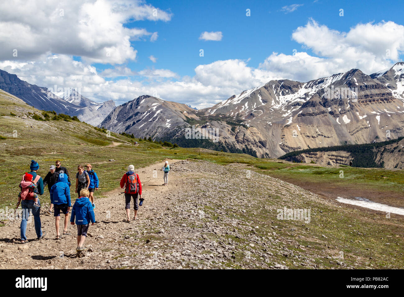 JASPER, KANADA - Apr 8, 2018: Wanderer am Kamm von Parker Ridge auf dem Icefields Parkway in Jasper National Park mit der Kanadischen Rockies Stockfoto