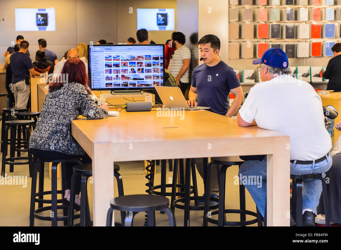 NEW YORK, USA - 22.September 2015: Unbekannter Consulter im Apple Store auf der Fifth Avenue, New York. Der Speicher verkauft Macintosh Personal Computer, Stockfoto