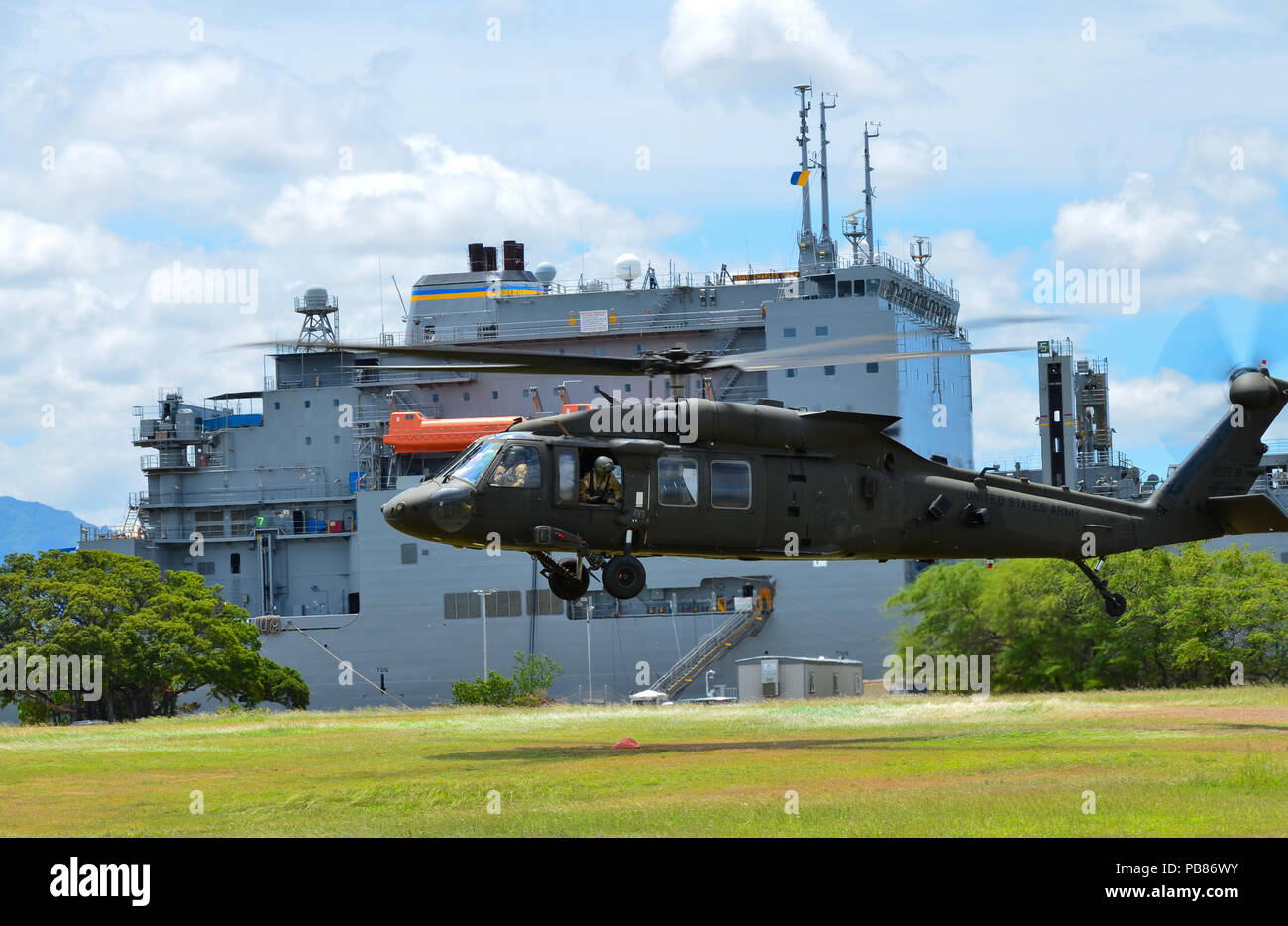 180712-A-RZ 057-1290 JOINT BASE Pearl Harbor - HICKAM, Hawaii (Juli 12, 2018) - ein US-Army UH-60 Black Hawk Hubschrauber, zugeordnet zu den Bravo Company, 2-25 Aviation Regiment, 25 Combat Aviation Brigade bereitet sich von Ford Island, Hawaii zu heben, auf dem Weg nach Schofield Kasernen, Hawaii. Die Mannschaft nahm an einem Mass Casualty übung, 12. Juli, während der Rand des Pazifik (Rimpac) Übung. Der Zweck der Übung ist die Vorbereitung, um effektiv durch die Synchronisierung mit öffentlichen und privaten Agenturen national zu einer Naturkatastrophe zu reagieren. 25 Nationen, 46 Schiffe, f Stockfoto