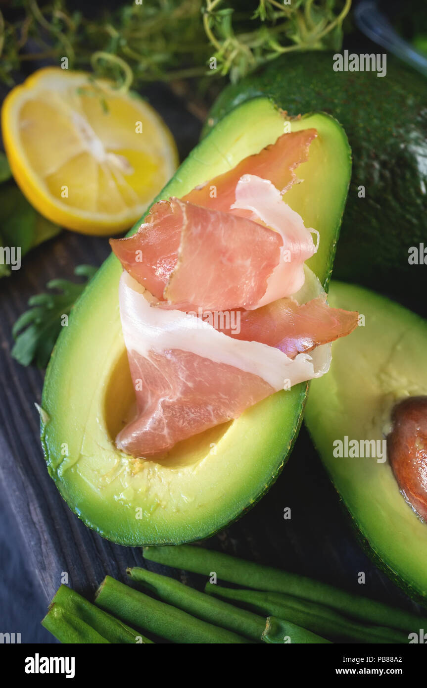 Lecker Toast von Avocado und Prosciutto mit grünen Sprossen Senf Stockfoto