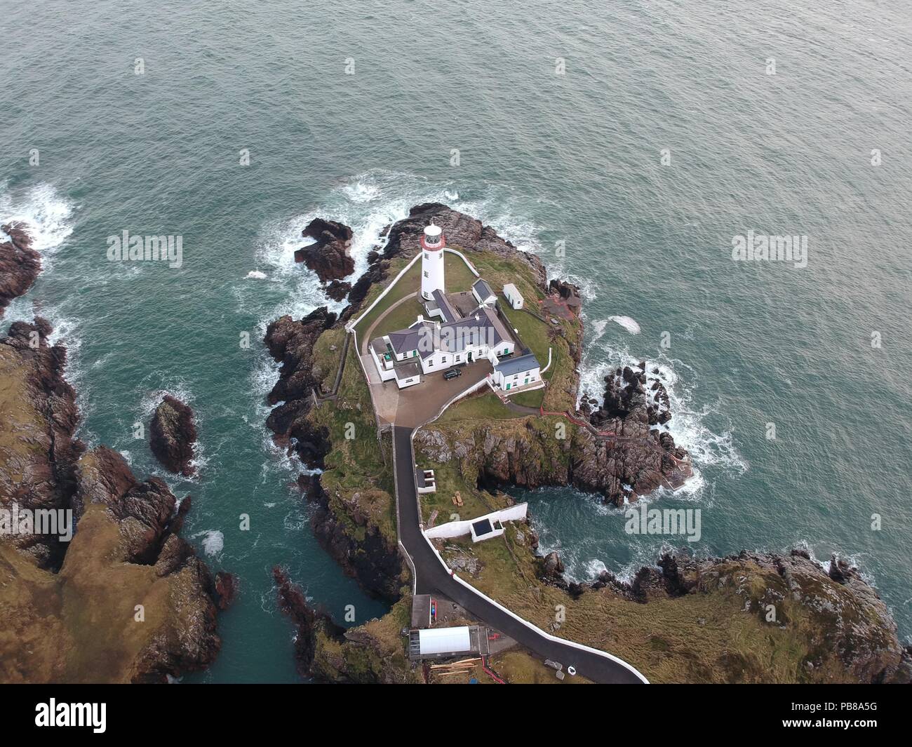 Fanad Head Lighthouse, Sehenswürdigkeiten in der Nähe des Atlantischen Ozeans, Irland, bewölkter Himmel Stockfoto