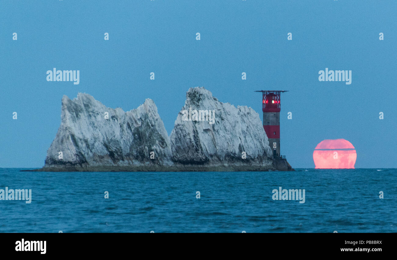 Vollmond Einstellung der Nadeln Leuchtturm. Aus Alum Bay fotografiert, Isle of Wight. Stockfoto