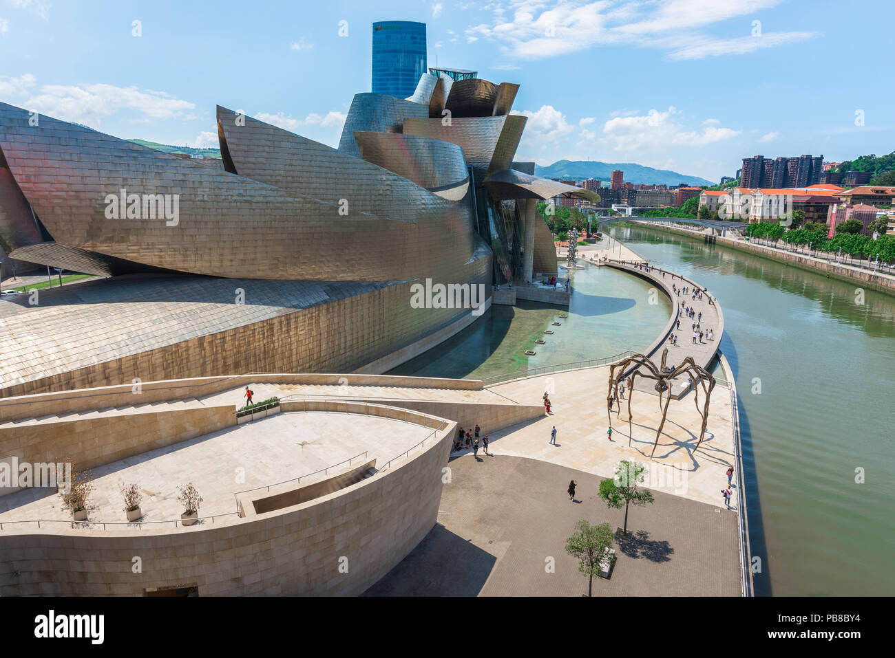 Guggenheim Museum Bilbao, mit Blick auf die Frank Gehry entworfen, Guggenheim Museum (Museo Guggenheim) im Zentrum von Bilbao, Spanien. Stockfoto