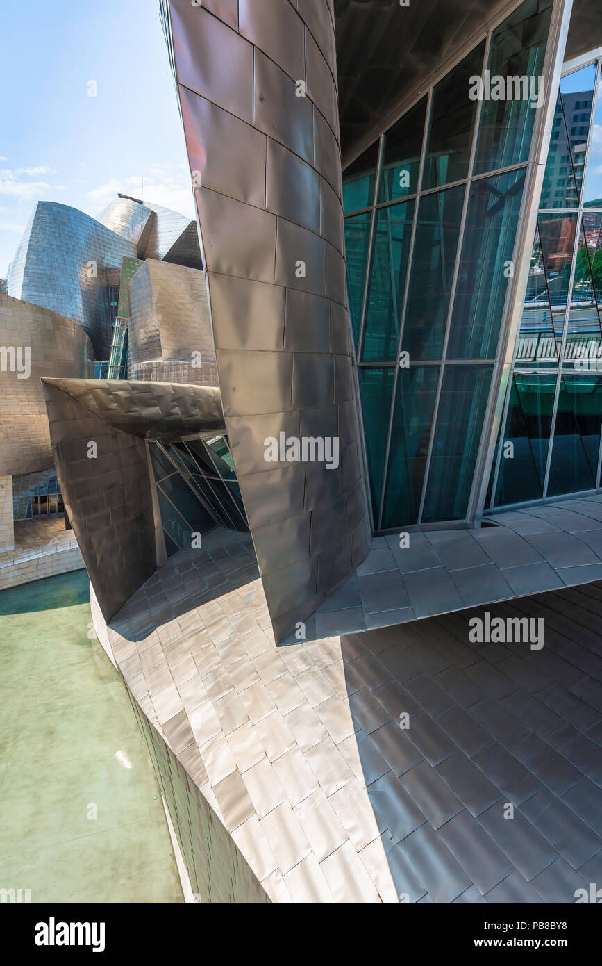 Bilbao Guggenheim Blick auf der Ostseite des Frank Gehry im Zentrum von Bilbao, Spanien, Guggenheim Museum (Museo Guggenheim). Stockfoto