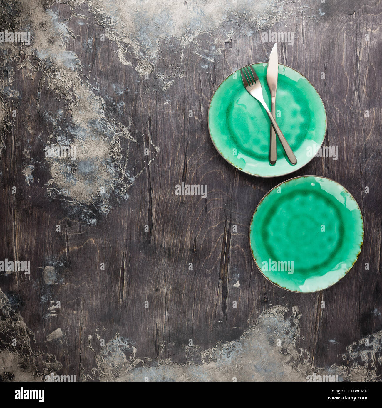 Essen Hintergrund, leere Teller auf vintage Hintergrund. Ansicht von oben, flatlay mit Copyspace. Stockfoto