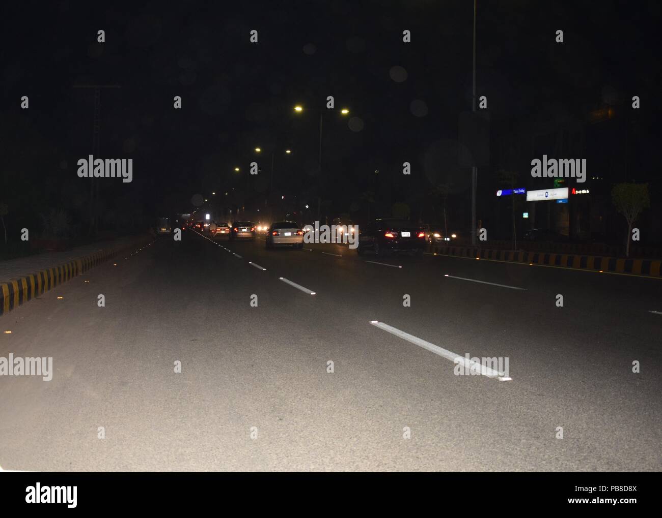 Autos auf der Straße in der Nacht Stockfoto