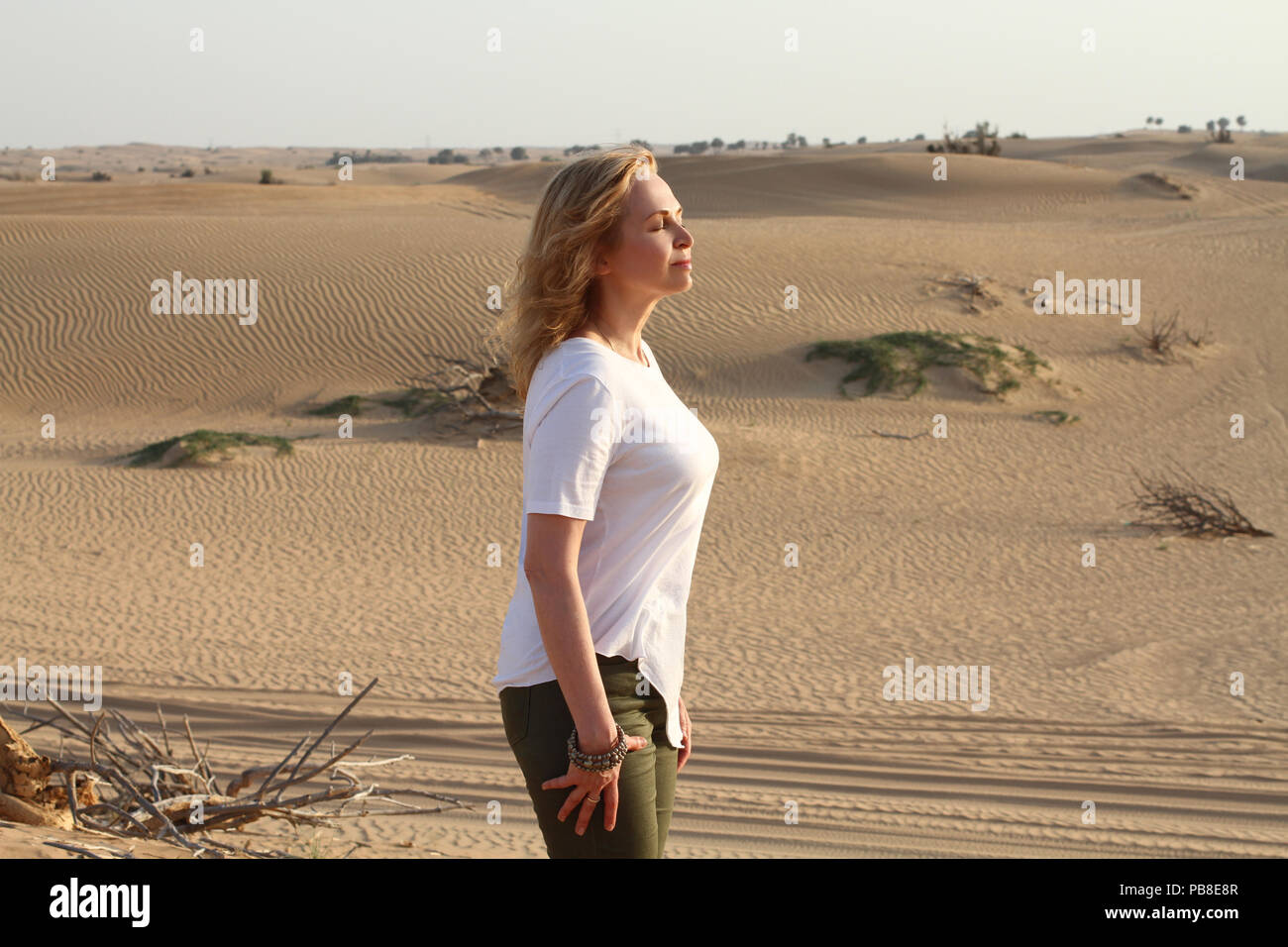 Seitenansicht einer reifen Frau genießen den Wind in der Wüste Stockfoto