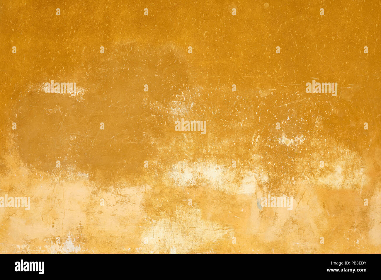 Gelbe alte verblasst Wand Textur Hintergrund in Italien Stockfoto