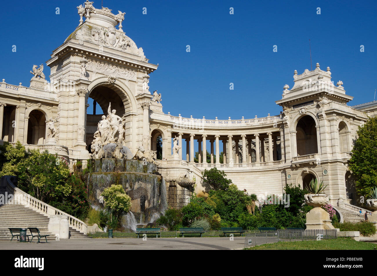 Chateau d'Eau & Kolonnaden des fabelhaften Palais Longchamp in Marseille, Frankreich, bestehend aus 2 Museen, Wasserburg, Kolonnaden, Brunnen und Skulptur Stockfoto