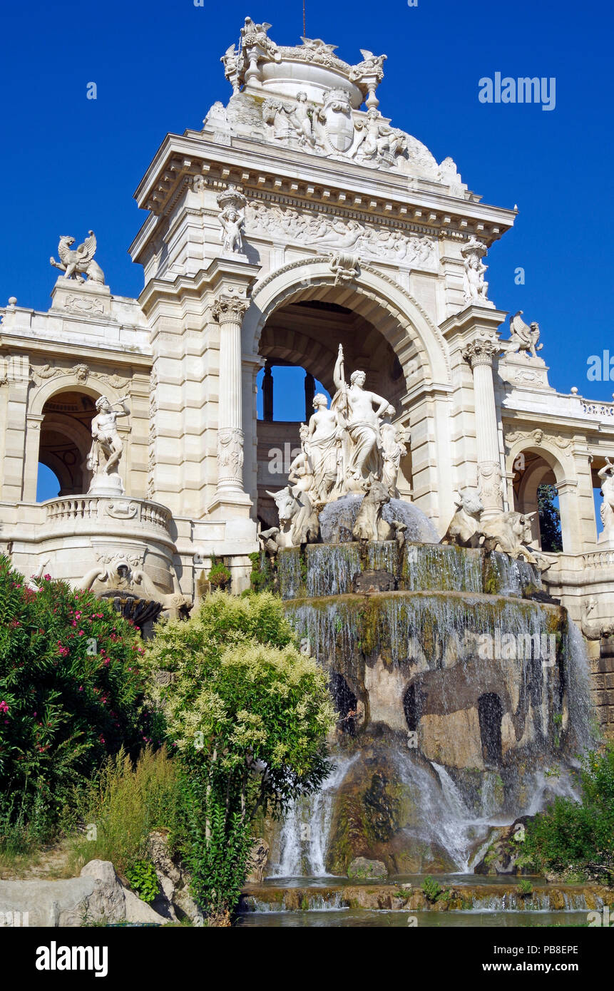 Chateau d'Eau & Kaskade der fabelhafte Palais Longchamp in Marseille, Frankreich, bestehend aus 2 Museen, Wasserburg, Kolonnaden, Brunnen und Skulptur Stockfoto