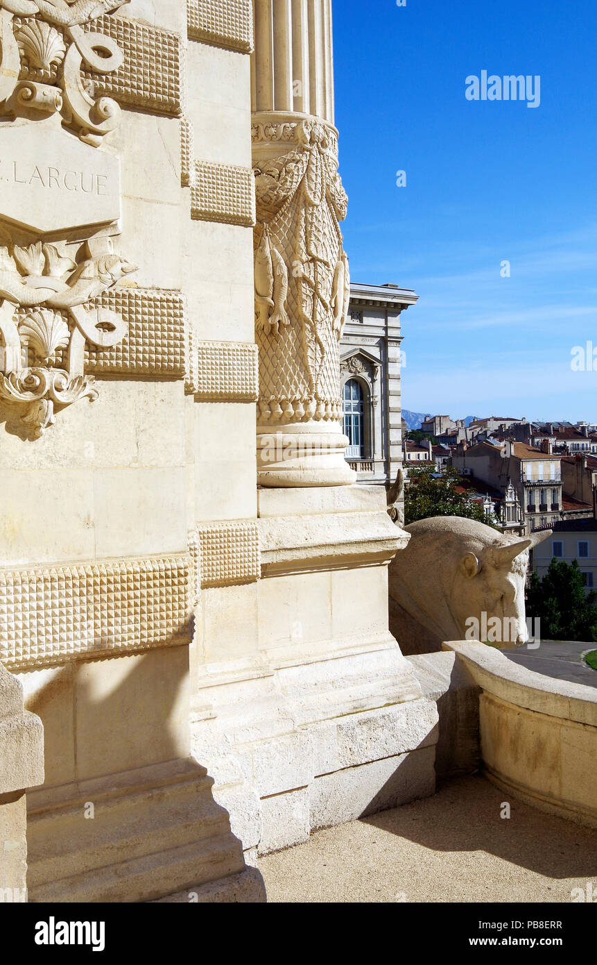 Detail von Mauerwerk aus dem fabelhaften Palais Longchamp in Marseille, Frankreich, bestehend aus 2 Museen, Wasserburg, Kolonnaden, Brunnen und Skulptur Stockfoto