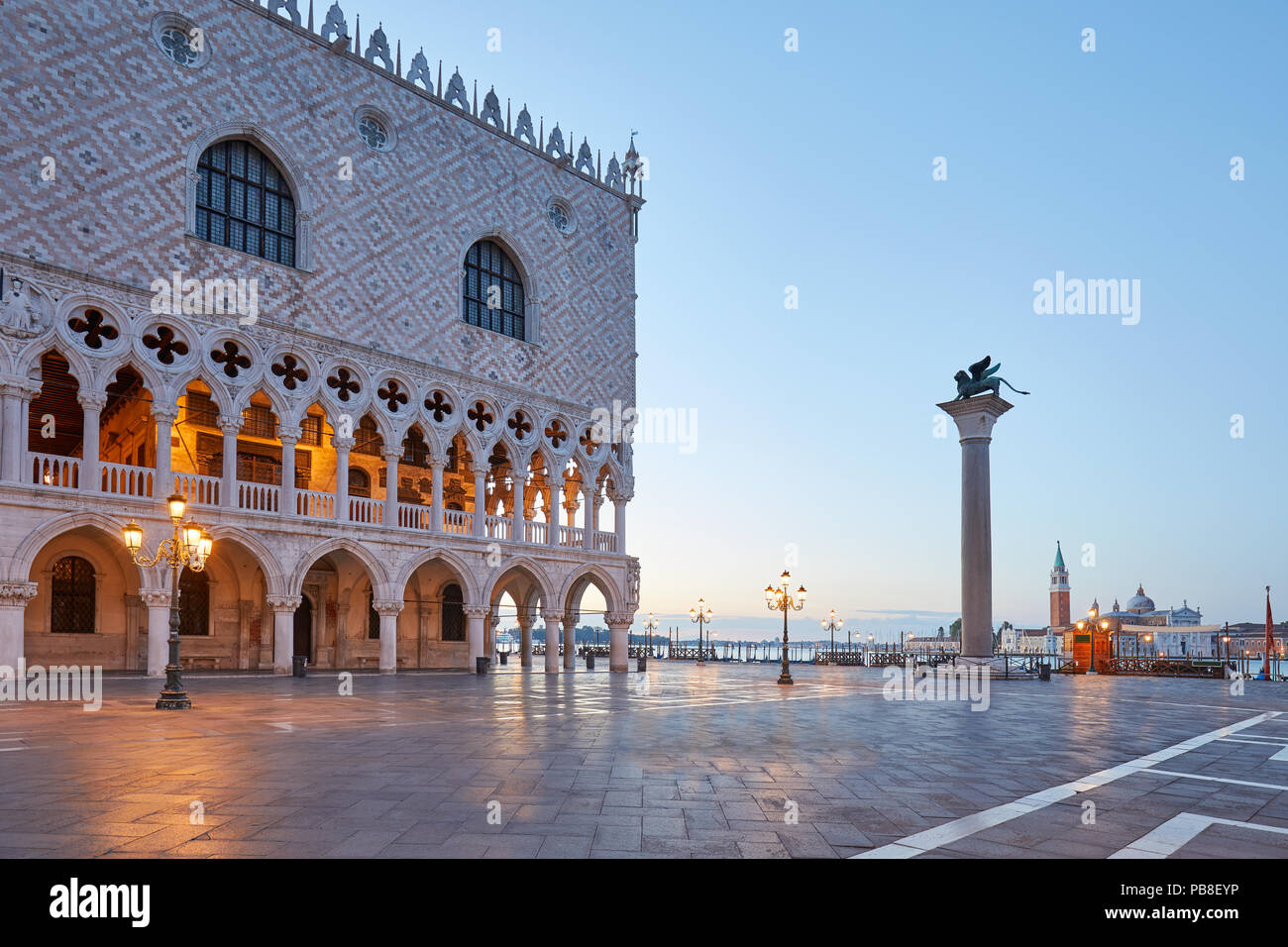 Der Markusplatz mit Dogenpalast und Spalte mit Lion Statue, niemand bei Sonnenaufgang in Venedig, Italien Stockfoto