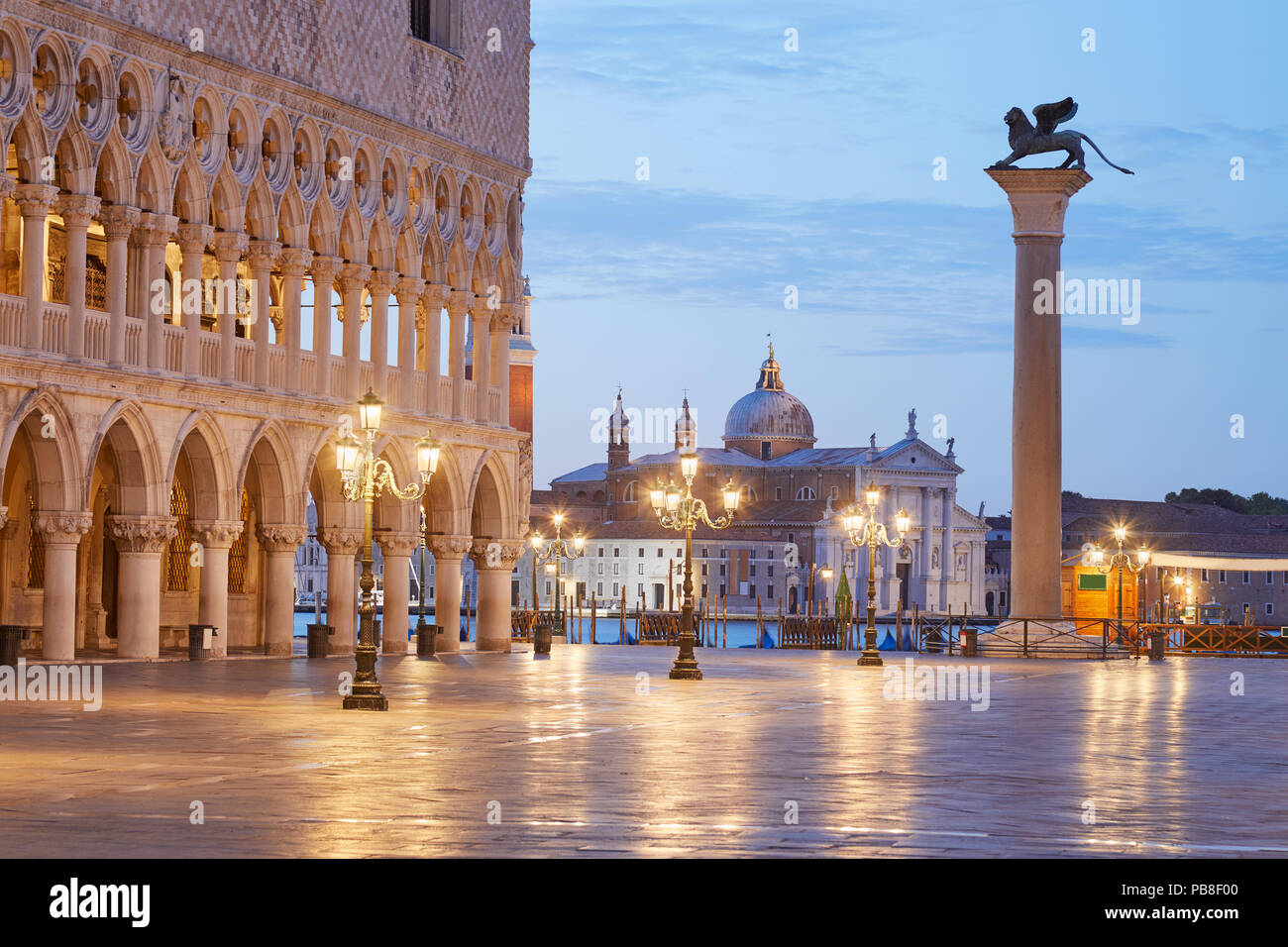 Leeren Markusplatz mit Dogenpalast und Spalte mit Lion Statue, niemand am frühen Morgen in Venedig, Italien Stockfoto
