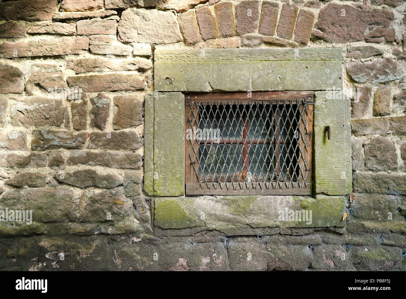 Fenster in einem historischen Gebäude in Altenhausen in Deutschland Stockfoto