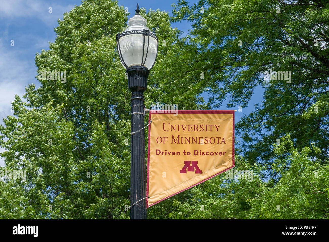 MINNEAPOLIS, MN/USA - 28. JUNI 2018: Campus Farben und Wappen auf dem Campus der Universität von Minnesota. Stockfoto