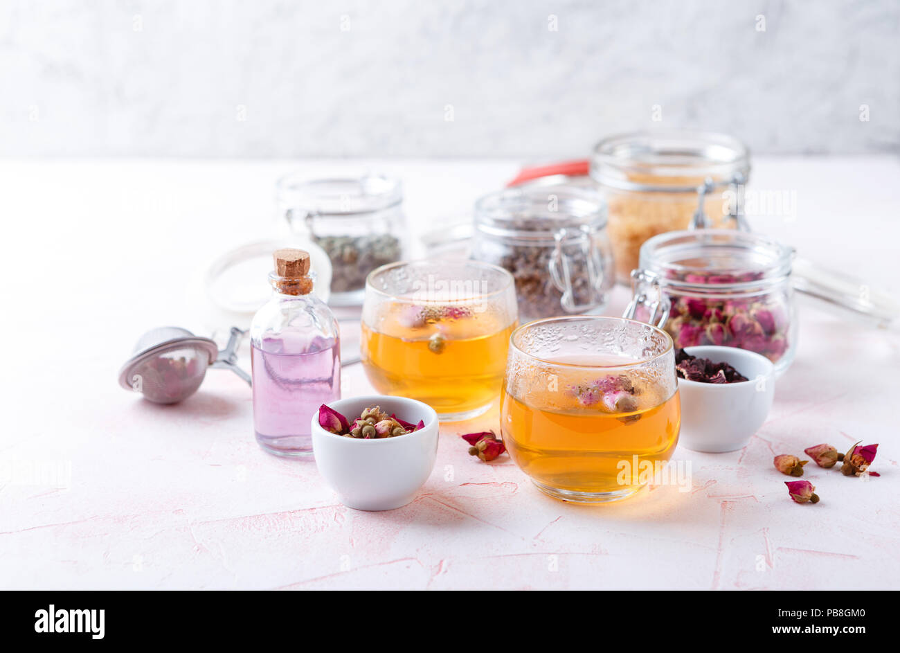 Kräutertee aus getrockneten gemacht rose Knospen und Lavendelblüten in ...