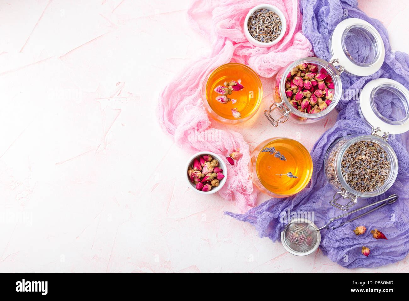Kräutertee aus getrockneten gemacht rose Knospen und Lavendelblüten in zwei transparenten Glasplatten. Ansicht von oben. Platz für Text. Stockfoto