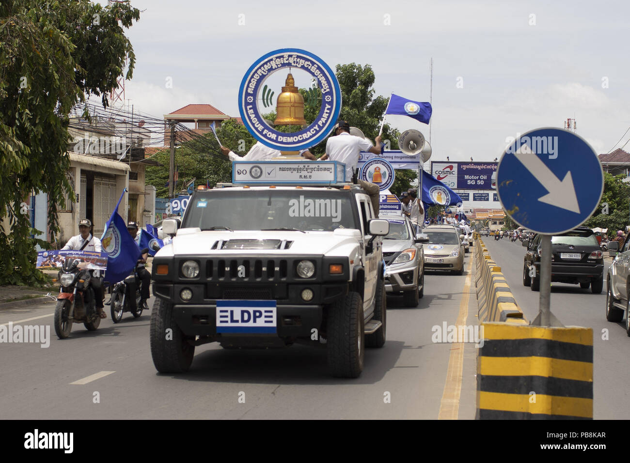 Phnom Penh, Phnom Penh, Kambodscha. 27. Juli, 2018. Eine lange Grup von Fahrzeugen mit LDP (Liga für Demokratie Partei) Logos und flags März bis Phnom Penh von Ta Khmao, wo die Party am Morgen gesammelt. Die kambodschanische Nationalversammlung Wahl findet am 29. Juli 2018. Der Führer der Mehrheitspartei wird unter dem Namen des Premierministers der Nation. Credit: Enric Catala/SOPA Images/ZUMA Draht/Alamy leben Nachrichten Stockfoto