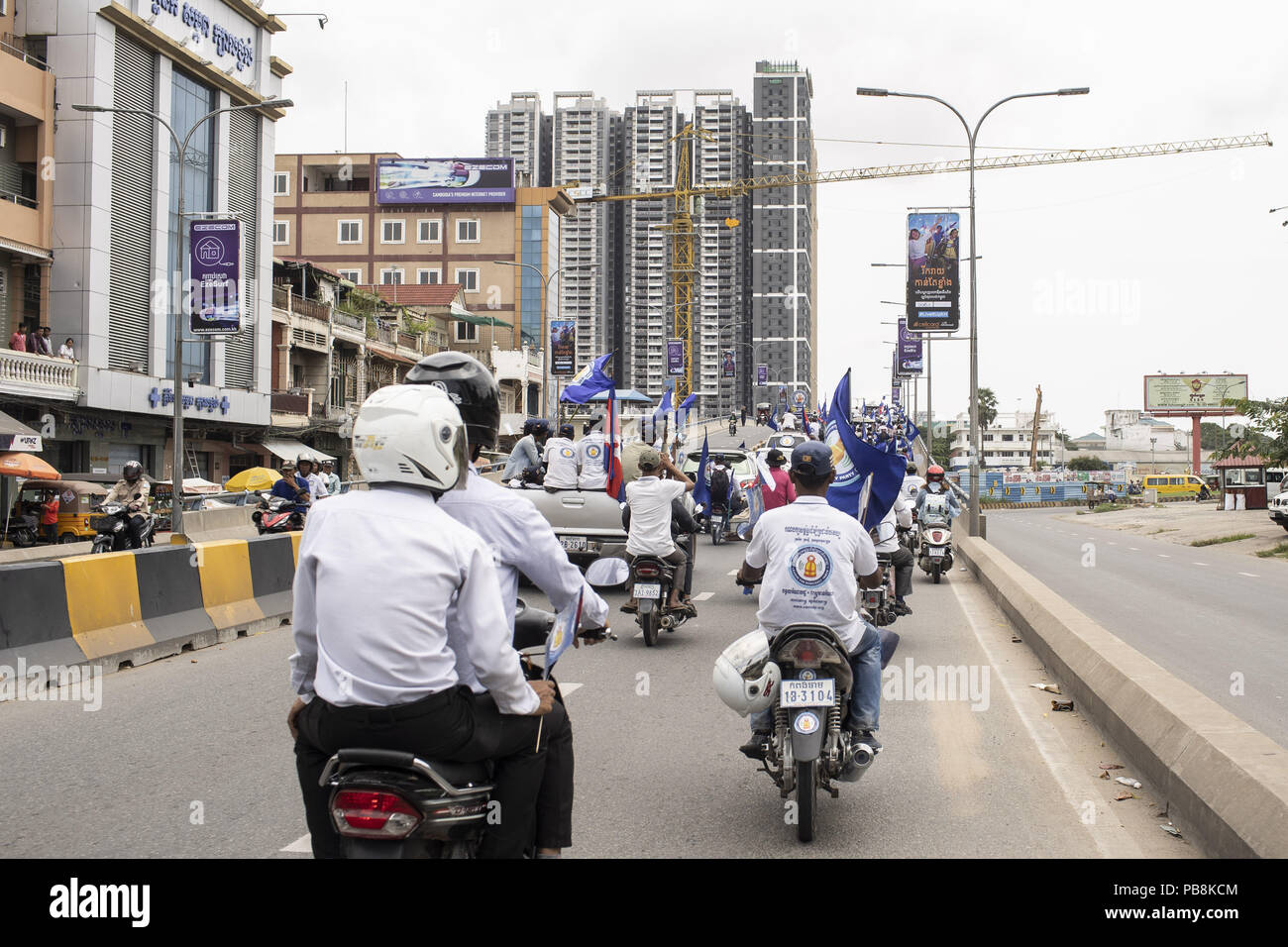 Phnom Penh, Phnom Penh, Kambodscha. 27. Juli, 2018. Eine Gruppe von Fahrzeugen mit LDP (Liga für Demokratie Partei) Logos und flags März bis Phnom Penh von Ta Khmao, wo die Party am Morgen gesammelt. Die kambodschanische Nationalversammlung Wahl findet am 29. Juli 2018. Der Führer der Mehrheitspartei wird unter dem Namen des Premierministers der Nation. Credit: Enric Catala/SOPA Images/ZUMA Draht/Alamy leben Nachrichten Stockfoto