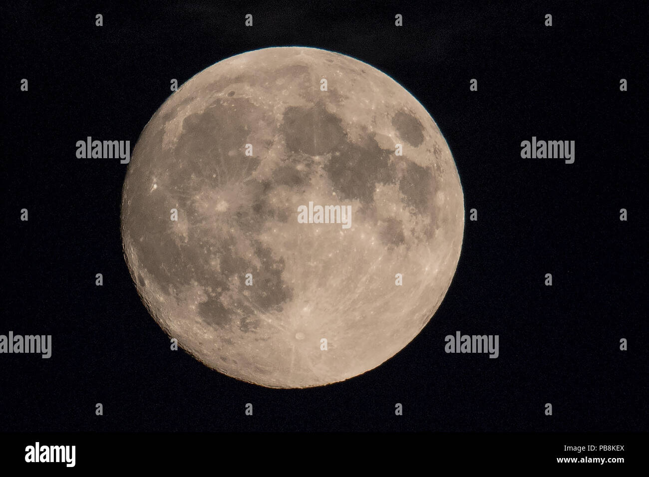 26. Juli 2018, in Deutschland, Köln: Der Vollmond leuchtet in den Himmel. Die totale Mondfinsternis am späten Freitag Abend wird wahrscheinlich auch in Nordrhein-westfalen zu sehen sein. Die Nacht wird weitgehend klar sein, erklärte der Deutsche Wetterdienst in Essen. Observatorien und Amateurastronomen wurden Vorbereitungen für das Schauspiel der Himmel für Tage. Foto: Federico Gambarini/dpa Stockfoto