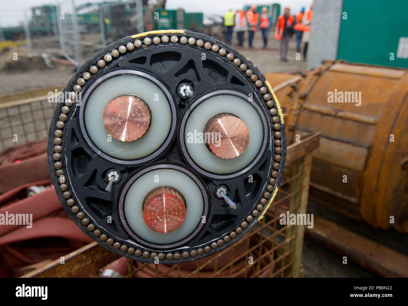 Lubmin, Deutschland. 17. Nov 2015. Einen Querschnitt durch ein unterseekabel ist auf der Baustelle an der Landestelle der Offshore power line "Ostwind 1' entfernt. (Auf dpa: "Chinesische Eintrag beim Netzbetreiber 50 Hertz" vom 27.07.2018) Credit: Stefan Sauer/dpa-Zentralbild/dpa/Alamy leben Nachrichten Stockfoto