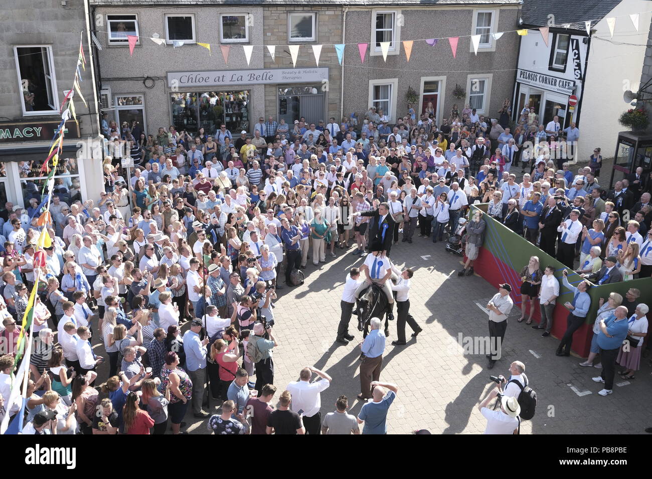 Langholm, Schottland, Großbritannien. 27. Juli, 2018. Langholm gemeinsamen Reiten - "langholm's großer Tag "fairen Ausrufer, John Rae Elliot auf Pferd steht und weint, die erste Messe zu rufen: "Der auf dem Marktplatz in Langholm, "Die Muckle Toon' Tradition seit über 250 Jahren mit dem jährlichen Langholm gemeinsamen Reiten, findet jedes Jahr am letzten Freitag im Juli, dieses Jahr fällt am Freitag, den 27. bestätigt gesehen hat. Bild: Rob Grau/Alamy leben Nachrichten Stockfoto