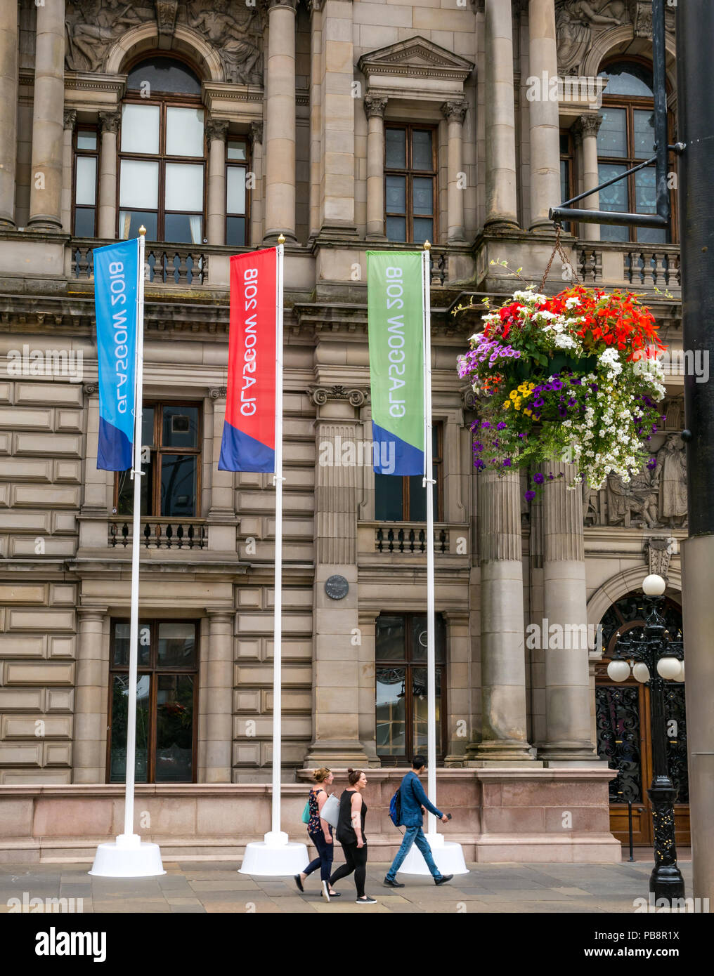 Glasgow, UK. 27. Juli 2018. Glasgow Em-Vorbereitungen, den 27. Juli 2018. Glasgow und Berlin Gastgeber der Eröffnungs-Europameisterschaften Sport Event mit führenden Sportarten wie Leichtathletik, Wassersport, Radfahren, Turnen, Rudern, Triathlon mit einem neuen-Meisterschaften. Die Spiele werden alle vier Jahre ausgetragen werden ab 12. August 2018. Große bunte Banner Werbung für die Spiele außerhalb von Glasgow City Chambers mit blumenkörben eingerichtet Stockfoto