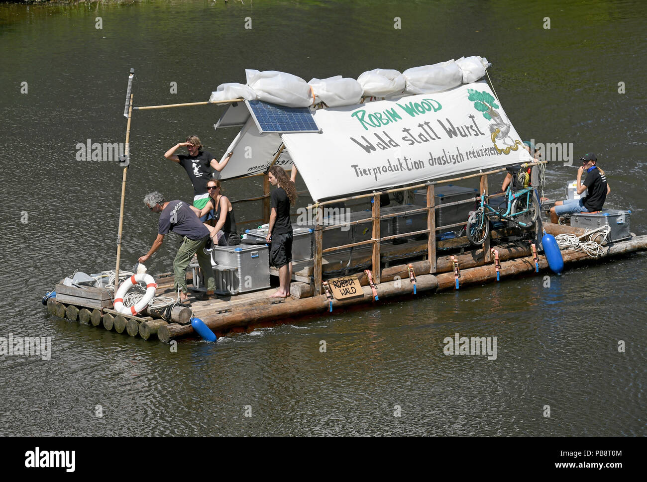 Hannover, Deutschland. 27. Juli, 2018. Eine Reihe von Umwelt- und Naturschutz Organisation Robin Wood auf der Ihme Fluss mit tour Teilnehmer. Unter dem Motto: "Wald statt Wurst - tierische Produktion drastisch reduzieren' Robin Wood hat Entwurf der diesjährigen Tour in die Hauptstadt von Niedersachsen gestartet. In den nächsten drei Wochen wird die Besatzung Segel auf dem holzfloß über den Mittellandkanal und Weser nach Bremen. Quelle: Holger Hollemann/dpa/Alamy leben Nachrichten Stockfoto