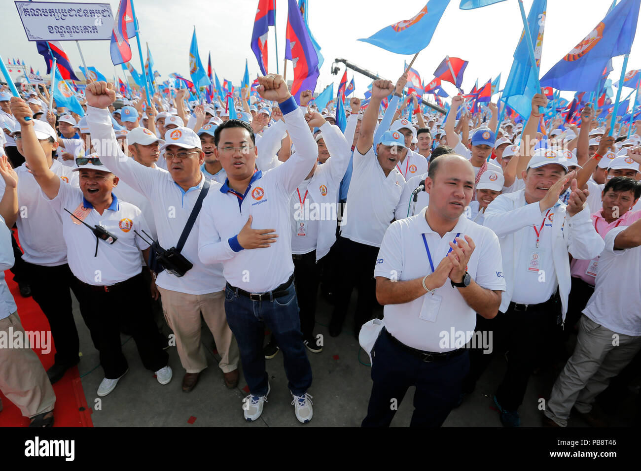 Phnom Penh. 27. Juli, 2018. Anhänger der regierenden Kambodschanischen Volkspartei (CPP) eine massive Rallye der CPP in Phnom Penh 27. Juli 2018 sorgen. Techo kambodschanischen Premierminister Samdech Hun Sen, Präsident der CPP, führte die Rallye am Freitag das Ende einer 3-wöchigen Kampagne für den Juli 29 allgemeine Wahlen zu markieren. Credit: Phearum/Xinhua/Alamy leben Nachrichten Stockfoto