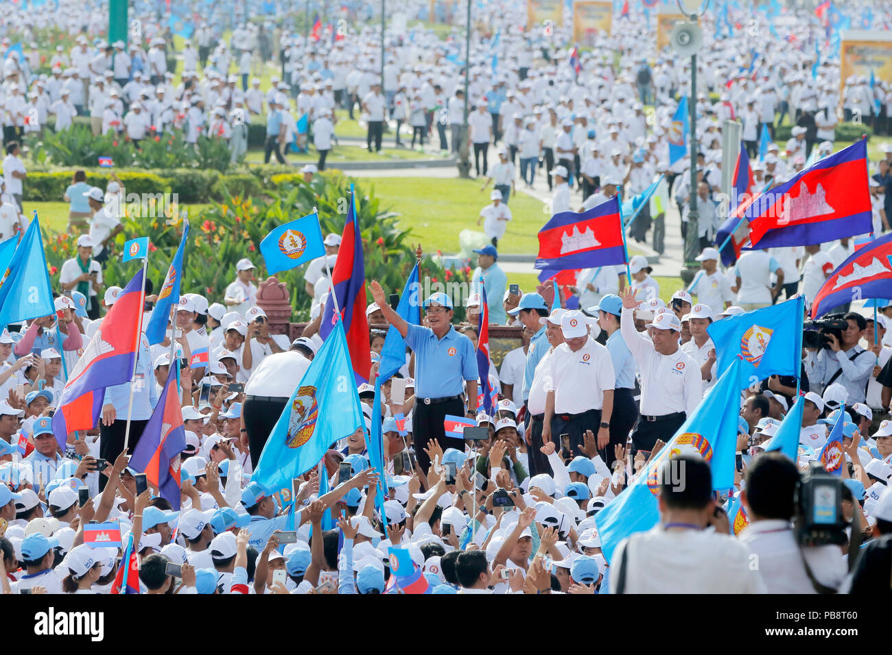 Phnom Penh. 27. Juli, 2018. Techo kambodschanischen Premierminister Samdech Hun Sen (C) Gesten, während eine massive Rallye der regierenden Kambodschanischen Volkspartei (CPP) in Phnom Penh 27. Juli 2018. Techo Samdech Hun Sen, Präsident der CPP, führte die Rallye am Freitag das Ende einer 3-wöchigen Kampagne für den Juli 29 allgemeine Wahlen zu markieren. Credit: Phearum/Xinhua/Alamy leben Nachrichten Stockfoto