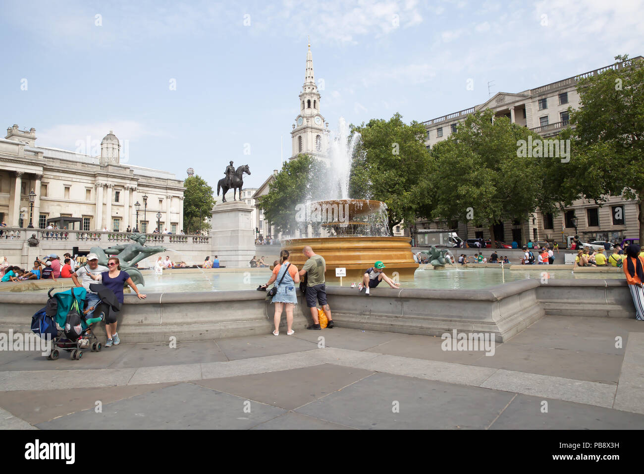 London, UK, 27. Juli 2018. UK Wetter: Blauer Himmel über den Trafalgar Square in London, als die Wettervorhersage ist heute sehr heiß und sonnig mit Gewittern Prognose im Süden Osten später. © Keith Larby/Alamy leben Nachrichten Stockfoto