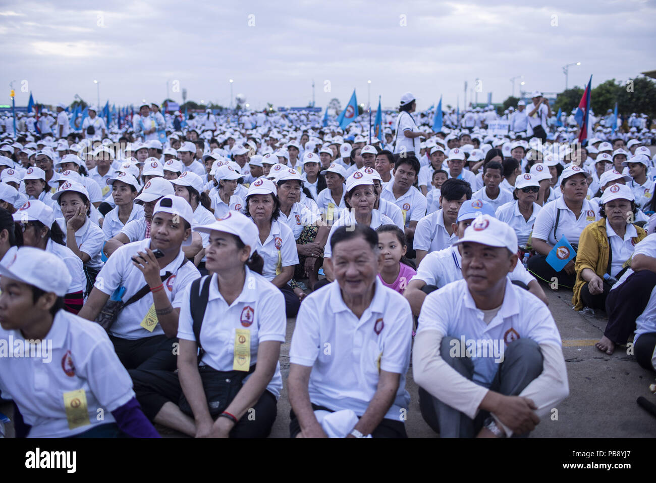 Phnom Penh, Phnom Penh, Kambodscha. 27. Juli, 2018. Eine große Menschenmenge in Koh versammelt Insel in Phnom Penh für die letzte Rallye der CPP Pick vor dem Wahltag am 29. Juli. die Kambodschanische Nationalversammlung Wahl werden am 29. Juli 2018. Der Führer der Mehrheitspartei wird unter dem Namen des Premierministers der Nation. Credit: Enric Catala/SOPA Images/ZUMA Draht/Alamy leben Nachrichten Stockfoto