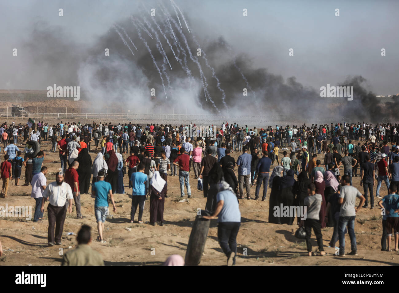 Tränengaskanister werden durch israelische Sicherheitskräfte auf palästinensische Demonstranten bei Auseinandersetzungen entlang der Israel-Gaza Grenze, östlich von Gaza-stadt feuerten, Gazastreifen, 27. Juli 2018. Foto: Wissam Nassar/dpa Stockfoto