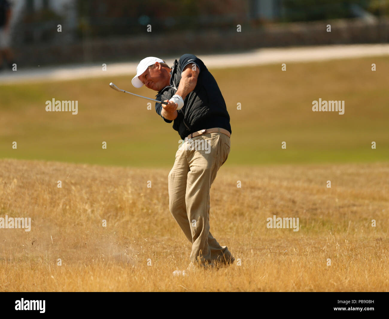 Schottland, Großbritannien. 27. Juli 2018, Old Course in St Andrews, St Andrews, Schottland; Die 2018 Senior Open-Meisterschaften, 2. Runde; Jarmo Sandelin (USA) schlägt seine Annäherung schoß in der 17 grünen Credit: Aktion Plus Sport Bilder/Alamy leben Nachrichten Stockfoto