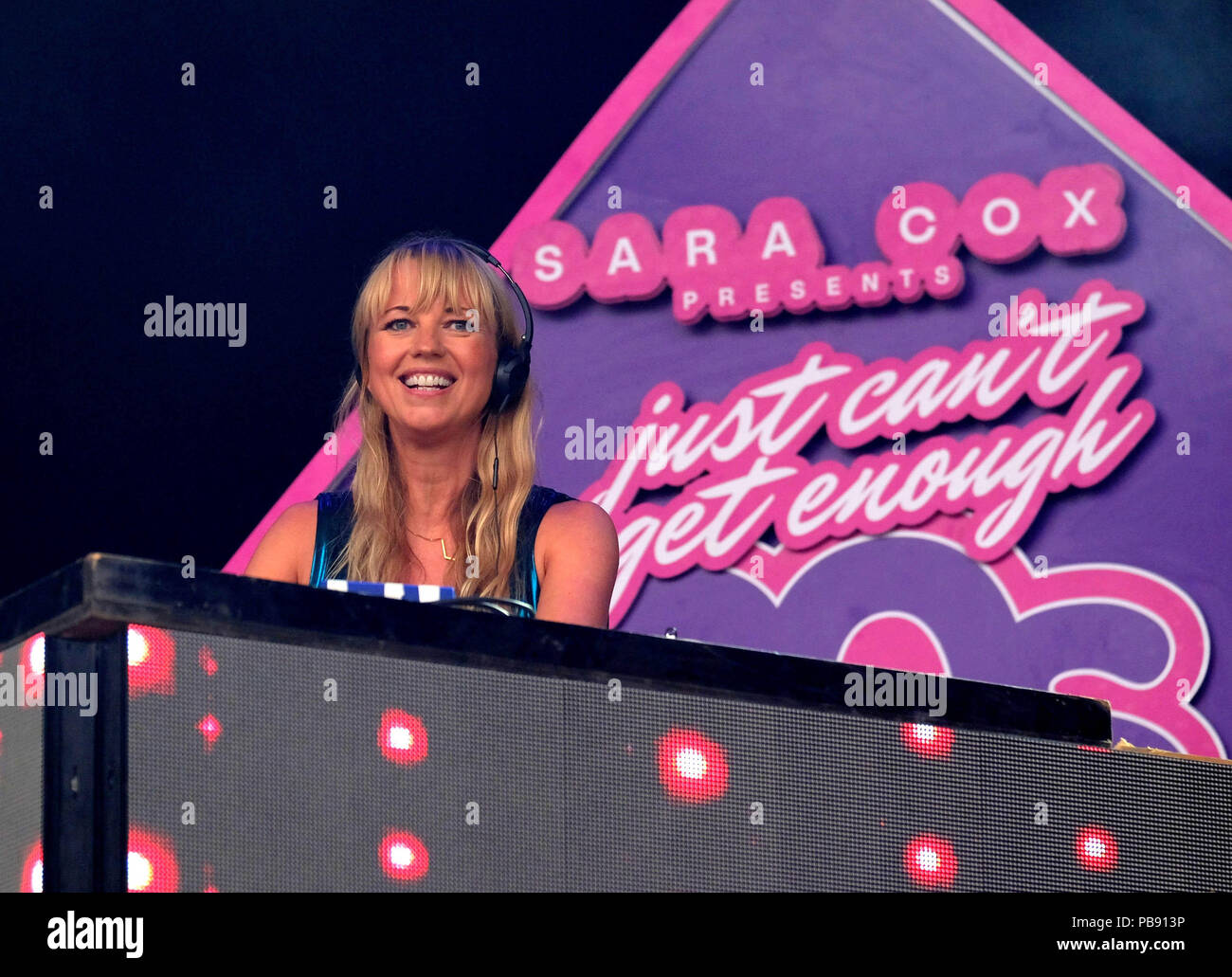 Camp Bestival Festival Tag 1 - 27. Juli 2018. Sara Cox präsentiert Just Can't Get Enough 80s, auf der Bühne, Lulworth, Dorset, Großbritannien Stockfoto