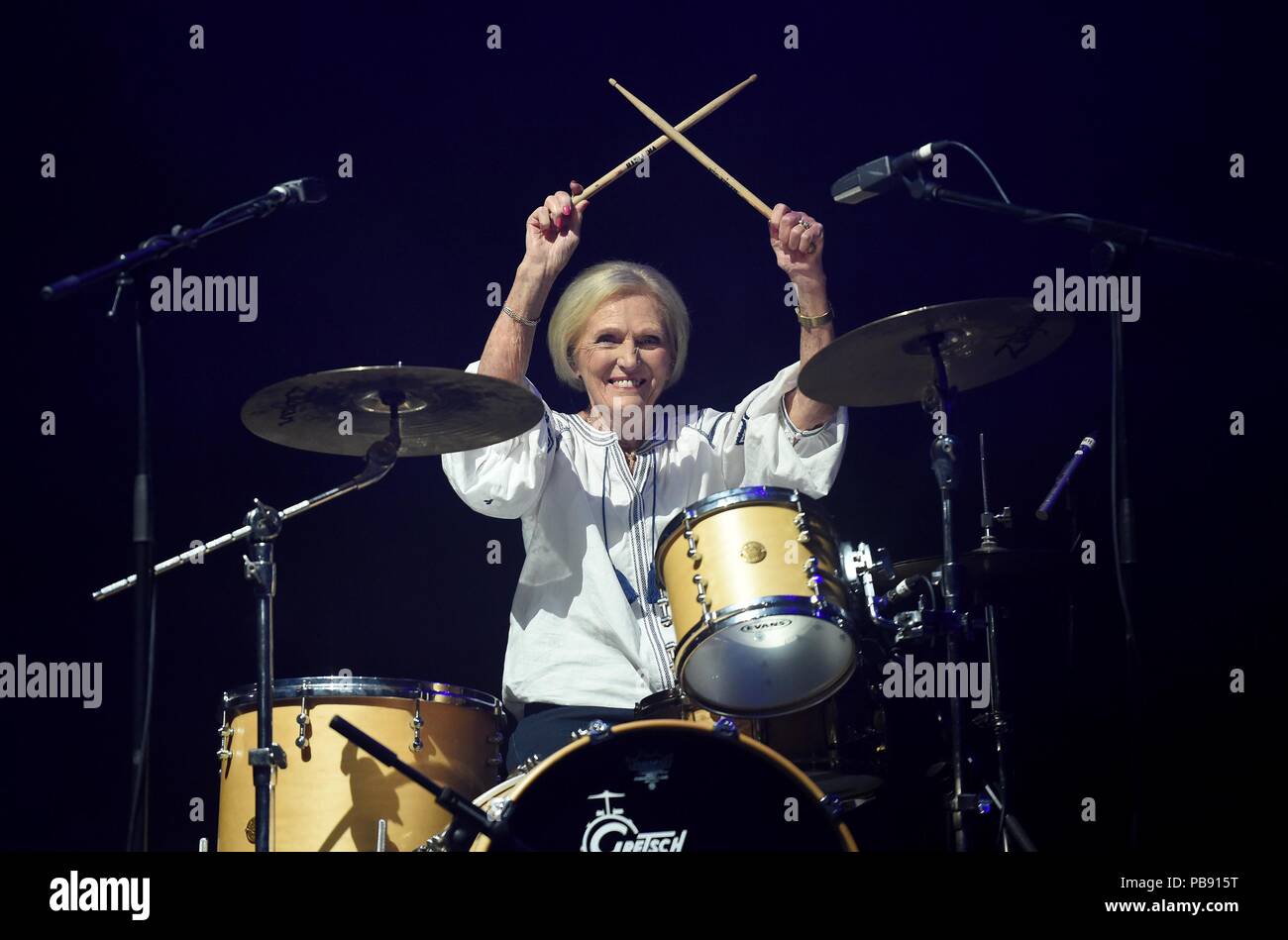 Maria Berry macht eine Überraschung Zutritt am Schlagzeug und führt mit Rick Astley Credit: Finnbarr Webster/Alamy leben Nachrichten Stockfoto