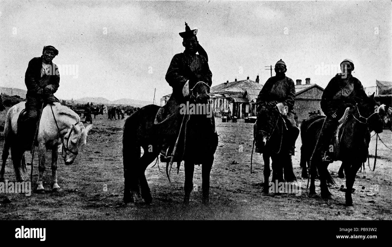 . Englisch: Foto Über von mongolischen Ebenen eines Naturforschers Konto von Chinas "Große Nordwesten". ca. 1920 1054 Mongolischen Reiter auf den Straßen von urga Stockfoto