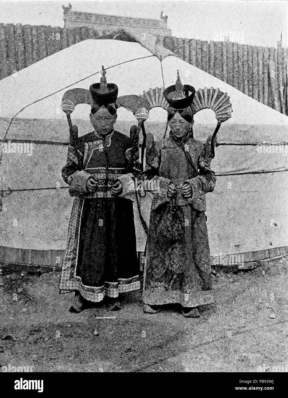 . Englisch: Foto Über von mongolischen Ebenen eines Naturforschers Konto von Chinas "Große Nordwesten". ca. 1920 1054 Mongolische Frauen neben einer Jurte Stockfoto