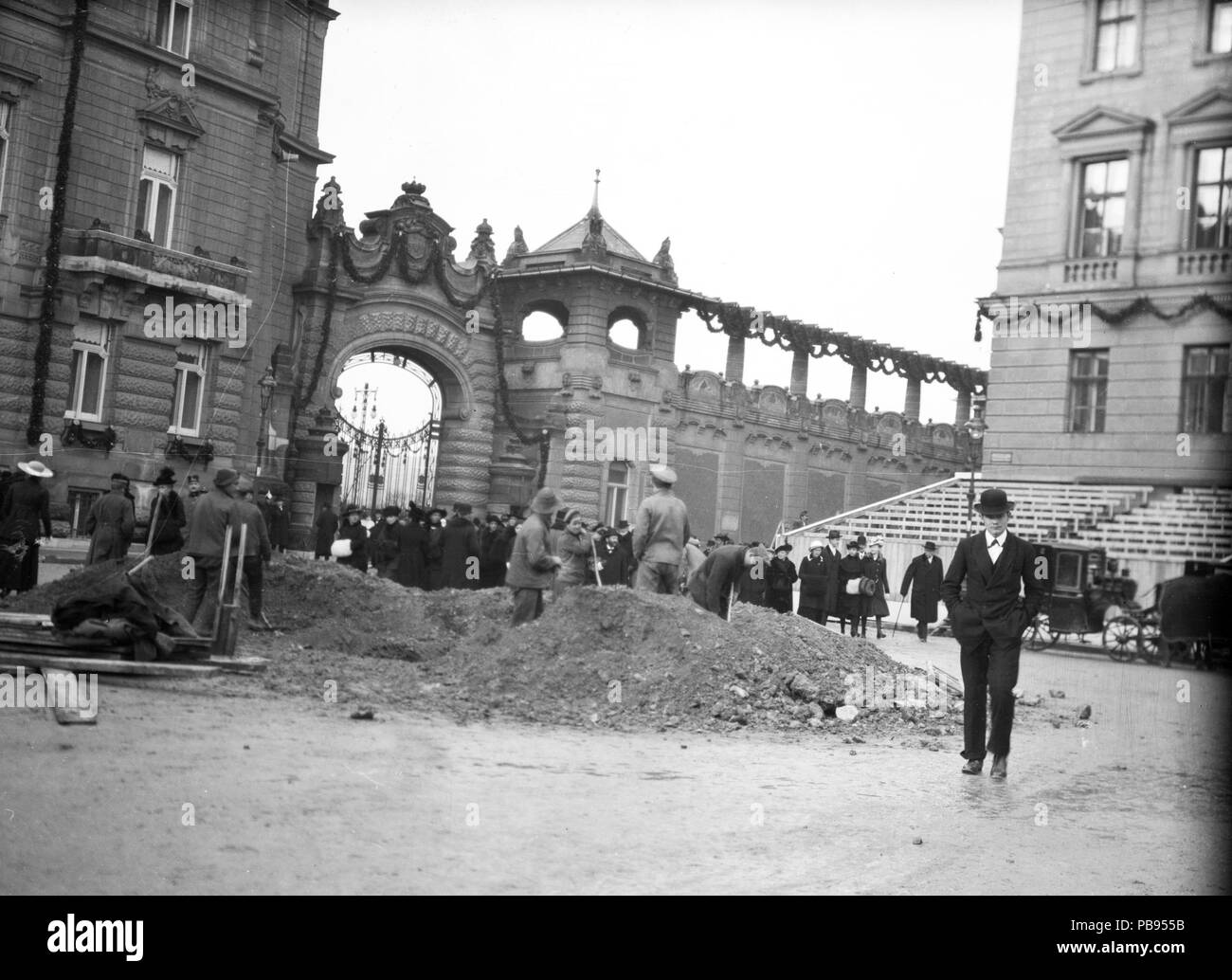 1593 Szent György tér eine IV. Károly koronázásának idejére épített ideiglenes tribünnel. Balra ein József főhercegi Palota, jobbra eine Honvédelmi Minisztérium. 59072 Fortepan Stockfoto