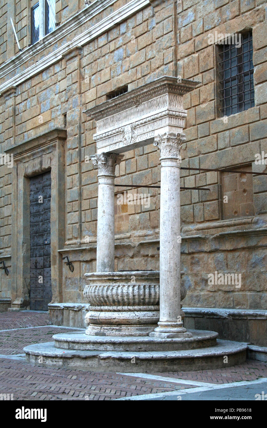 Alten Brunnen auf dem Platz von Pienza, Toskana, Italien Stockfoto